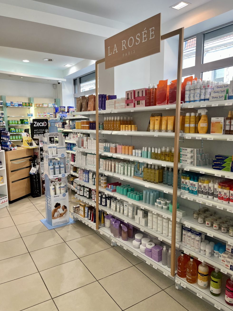 Intérieur de la Pharmacie Naturalya, à Lille Fives